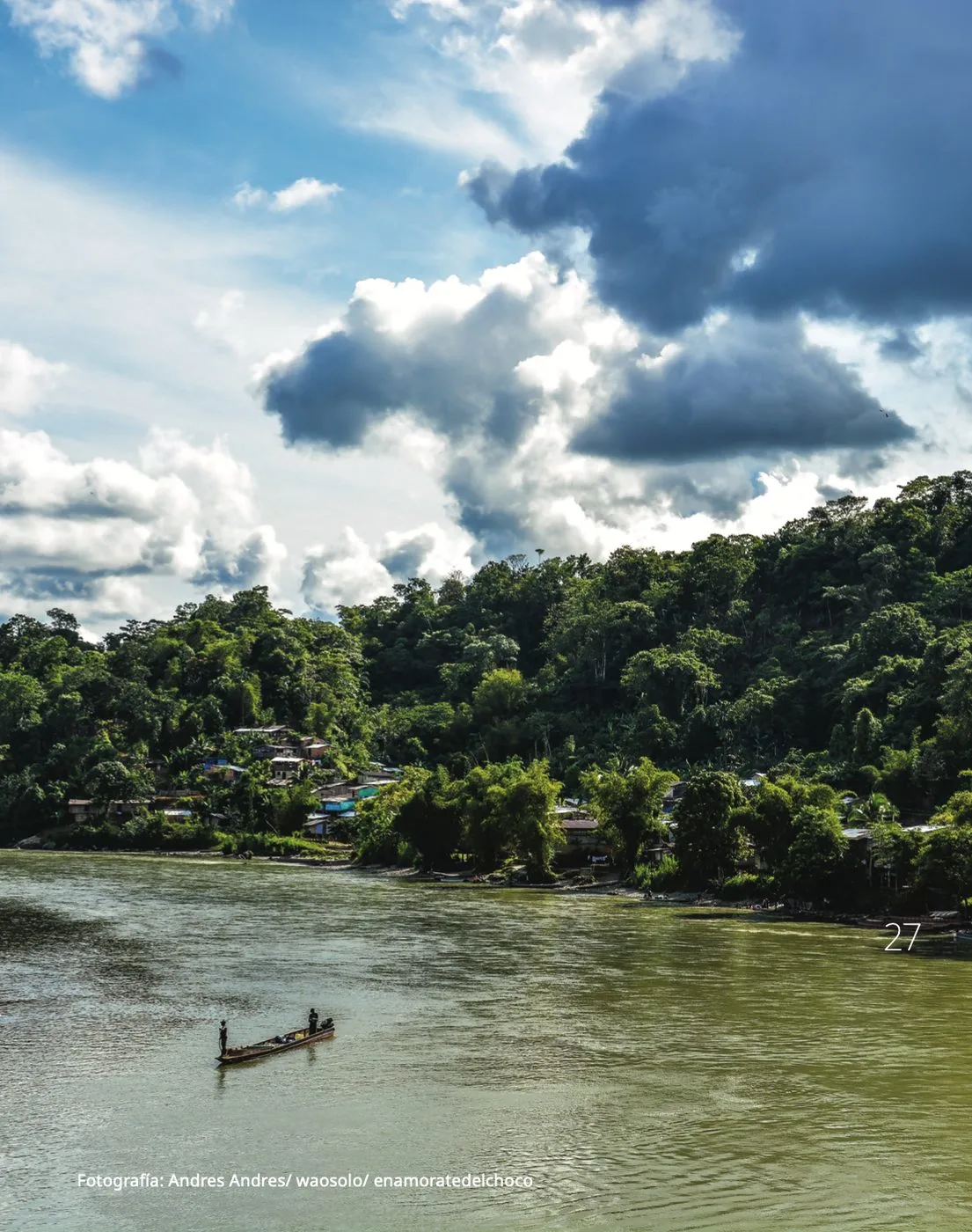 Paisaje del Pacífico colombiano: río, selva y una canoa