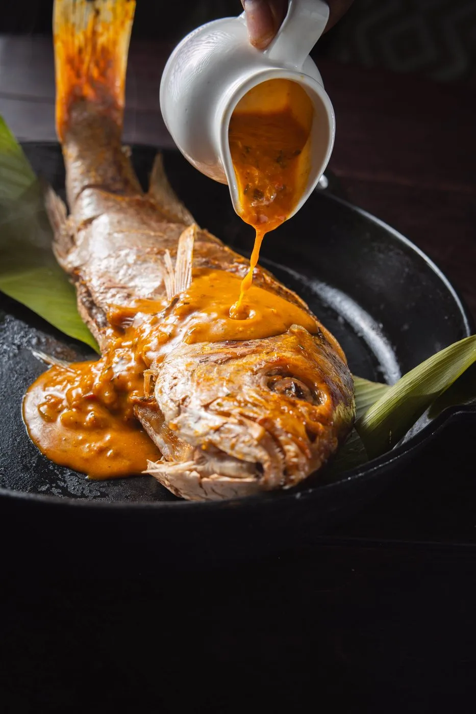 Pescado entero del Pacífico bañado en salsa de la casa