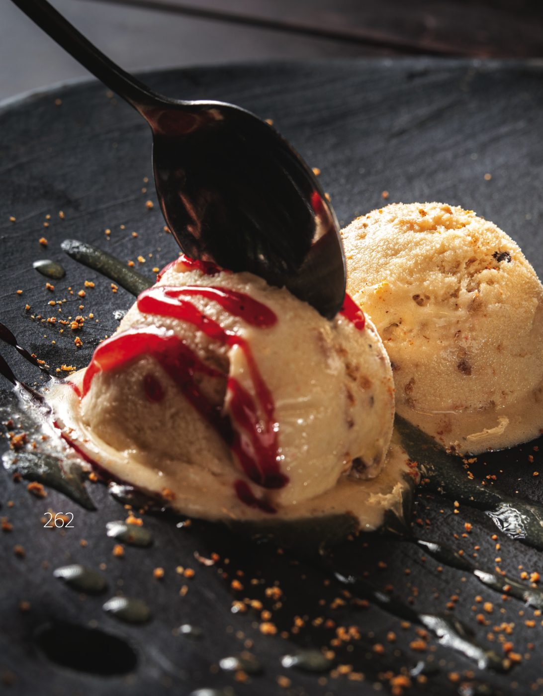 Postre de la casa — helado artesanal con salsa de frutos rojos
