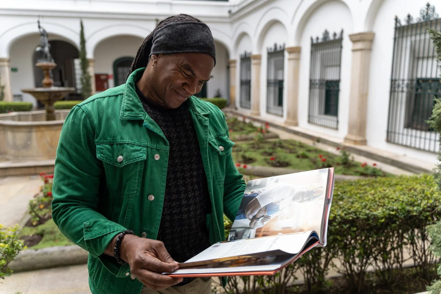 Rey Guerrero leyendo su libro Sabores de Resistencia