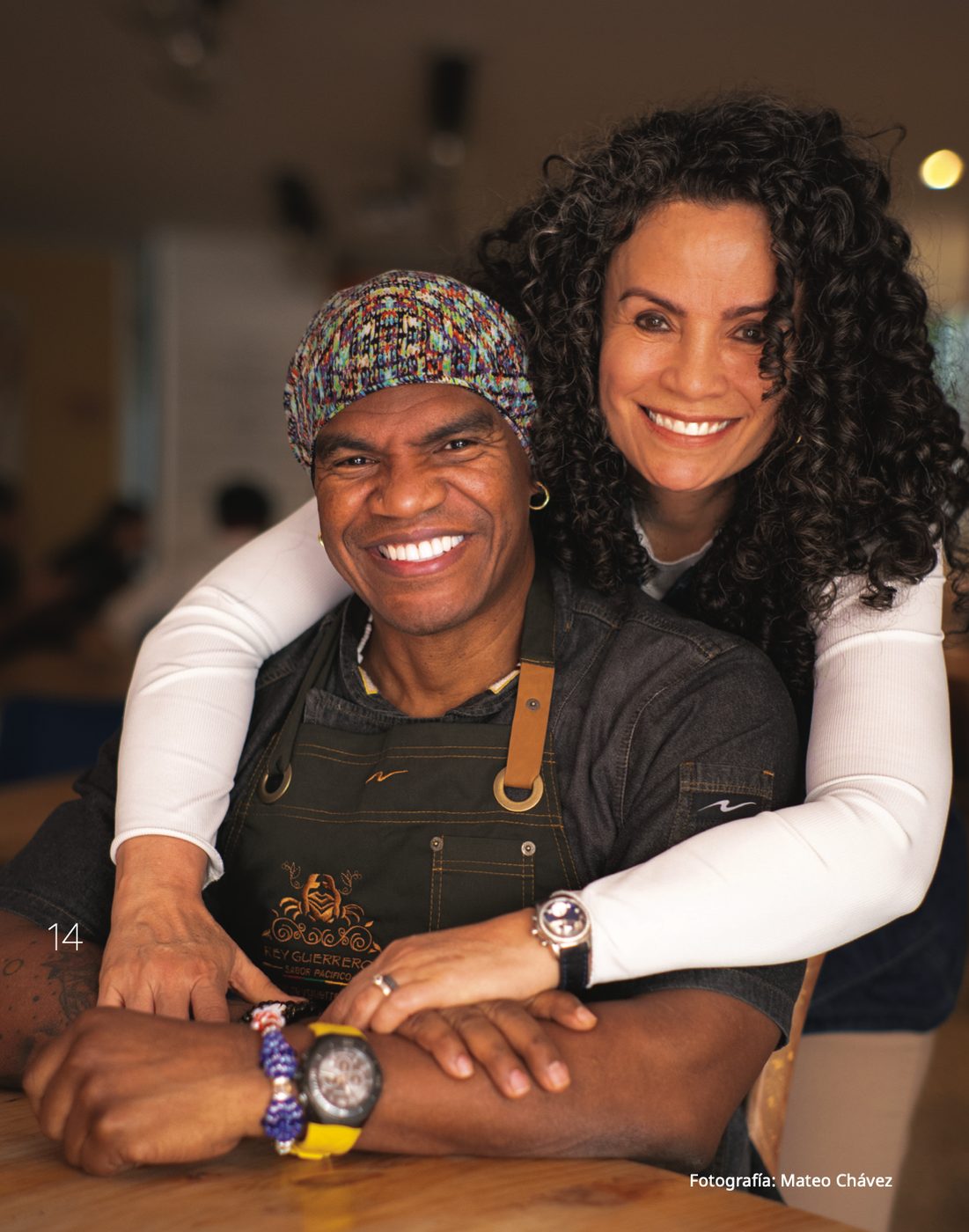 Rey Guerrero y Claudia Peláez abrazados en el salón del restaurante